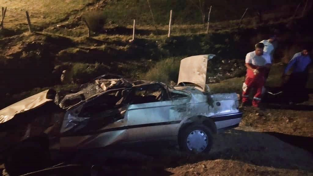 امدادرسانی در حادثه واژگونی پژو ۴۰۵ در محور کرمانشاه - اسلامآباد غرب/ 3 فوتی و 2 مصدوم حادثه رهاسازی شدند